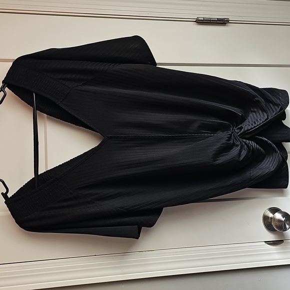 Daytrip Womens nwots Large striped gorgeous black blouse. Sexy Deep Vneck - Picture 3 of 7